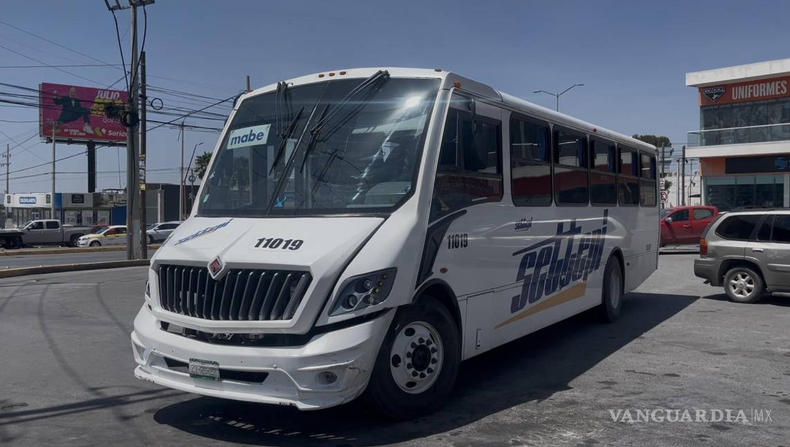 Chocan en el Distribuidor Vial El Sarape; ambos alegan avanzar en luz verde