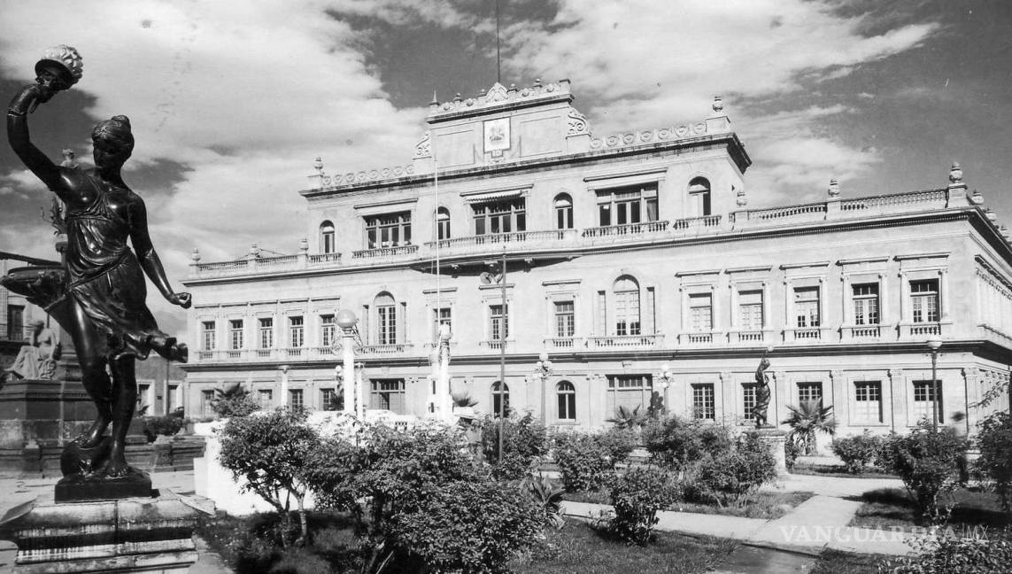 $!Palacio de Gobierno de Coahuila con el nuevo escudo de armas hecho por el historiador Vito Alessio Robles.