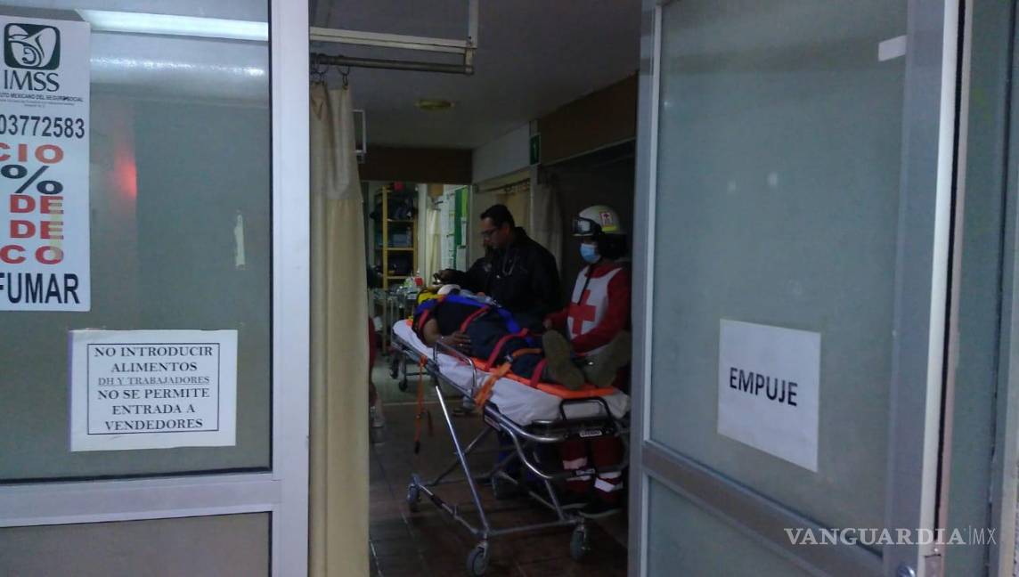$!El lesionado fue trasladado a la clínica 16 del IMSS en Parras de la Fuente para recibir atención médica especializada.