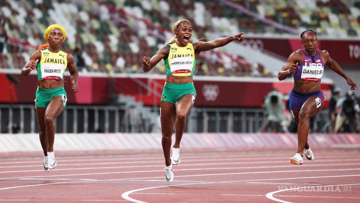 $!Elaine Thompson Herah de Jamaica gana la final femenina de 100 metros durante los eventos de atletismo de los Juegos Olímpicos de Tokio 2020 en el Estadio Olímpico de Tokio, Japón. EFE