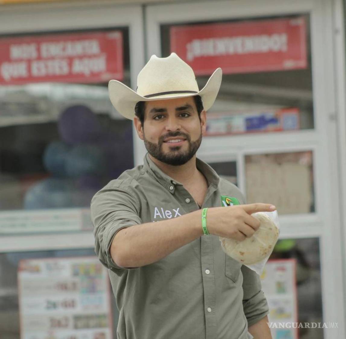 $!Alex Martínez dijo que en caso de llegar al Congreso propondría una ley en la que “todos los ciudadanos que tengan un árbol en su casa”.