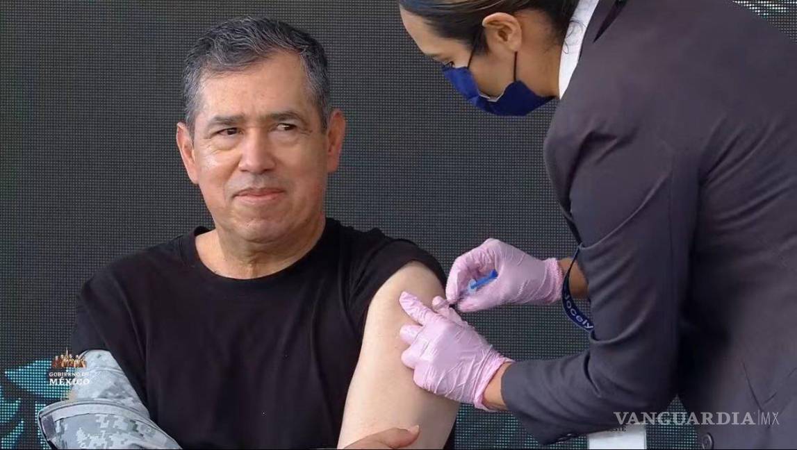 $!Comandante de la Guardia Nacional, Luis Rodríguez Bucio recibe vacuna de refuerzo contra COVID