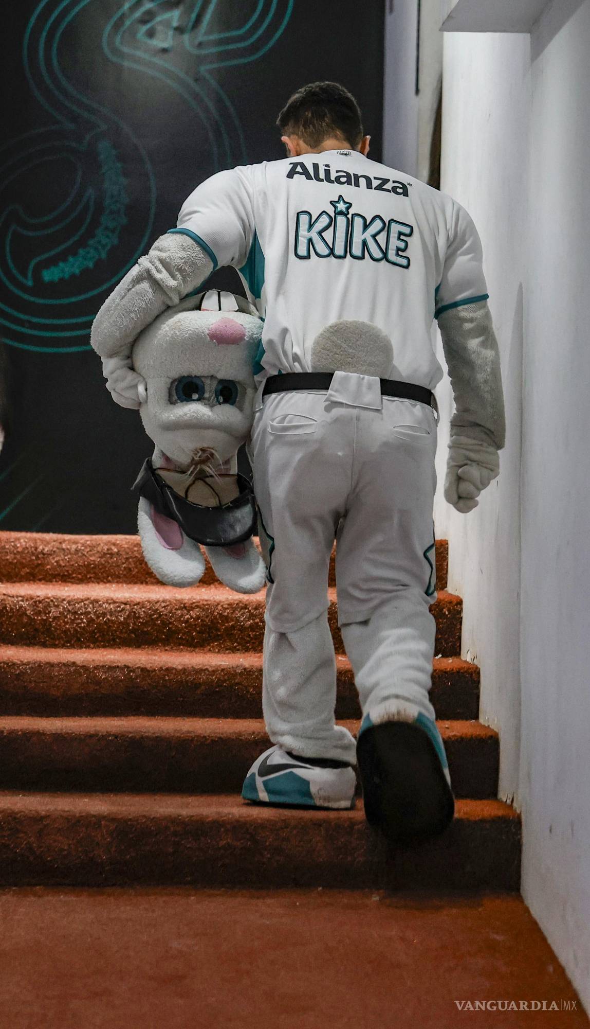 $!Saraperos de Saltillo despidió la temporada 2025 sin llegar otra vez a playoffs. Fa afición saltillense se identifico con esta imagen que refleja la tristeza de Kike Conejo.