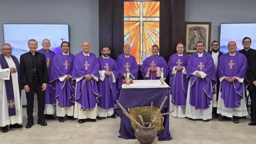 Monseñor Hilario González García (cuarto de derecha a izquierda) participó en el Encuentro de Obispos Tex-Mex realizado en El Paso, Texas.