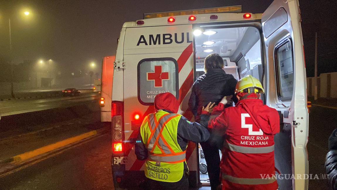 $!Paramédicos de la Cruz Roja brindaron atención a tres pasajeros tras el incidente.