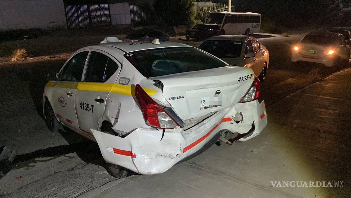 $!El taxi afectado avanzó varios metros tras el impacto, mientras el conductor responsable perdió el control.