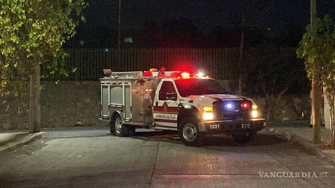 $!Elementos de bomberos inspeccionaron las conexiones eléctricas deterioradas en la bodega.