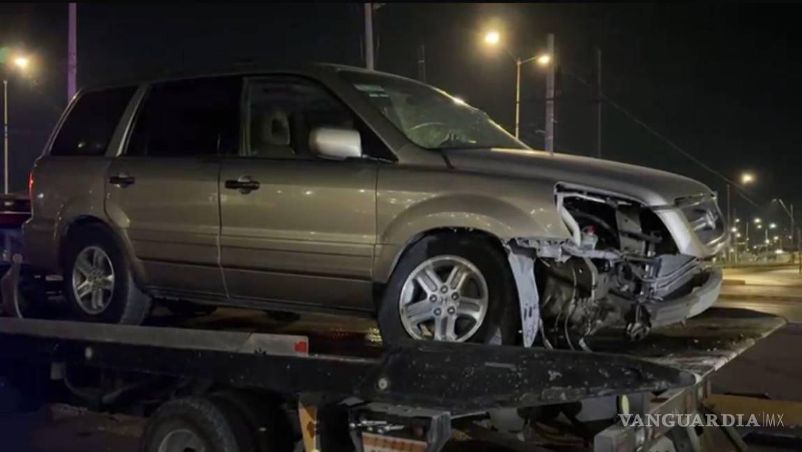 $!La camioneta fue remolcada mediante una grúa tras el accidente en la lateral del periférico.