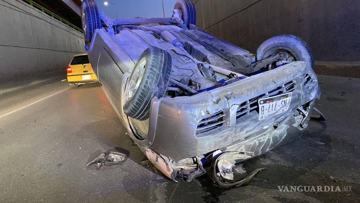 $!Al tomar el deprimido ubicado frente a la colonia Valle Dorado, el conductor perdió el control debido al exceso de velocidad con la que transitaba.