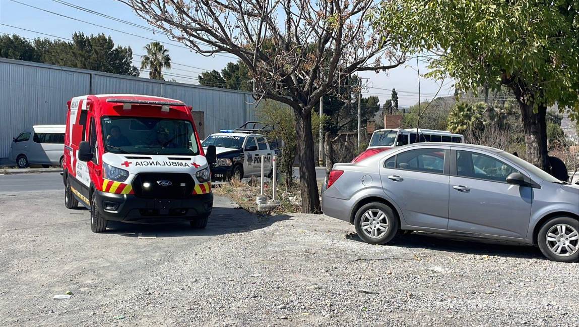 $!Paramédicos de la Cruz Roja acudieron al lugar para brindar atención prehospitalaria al lesionado.