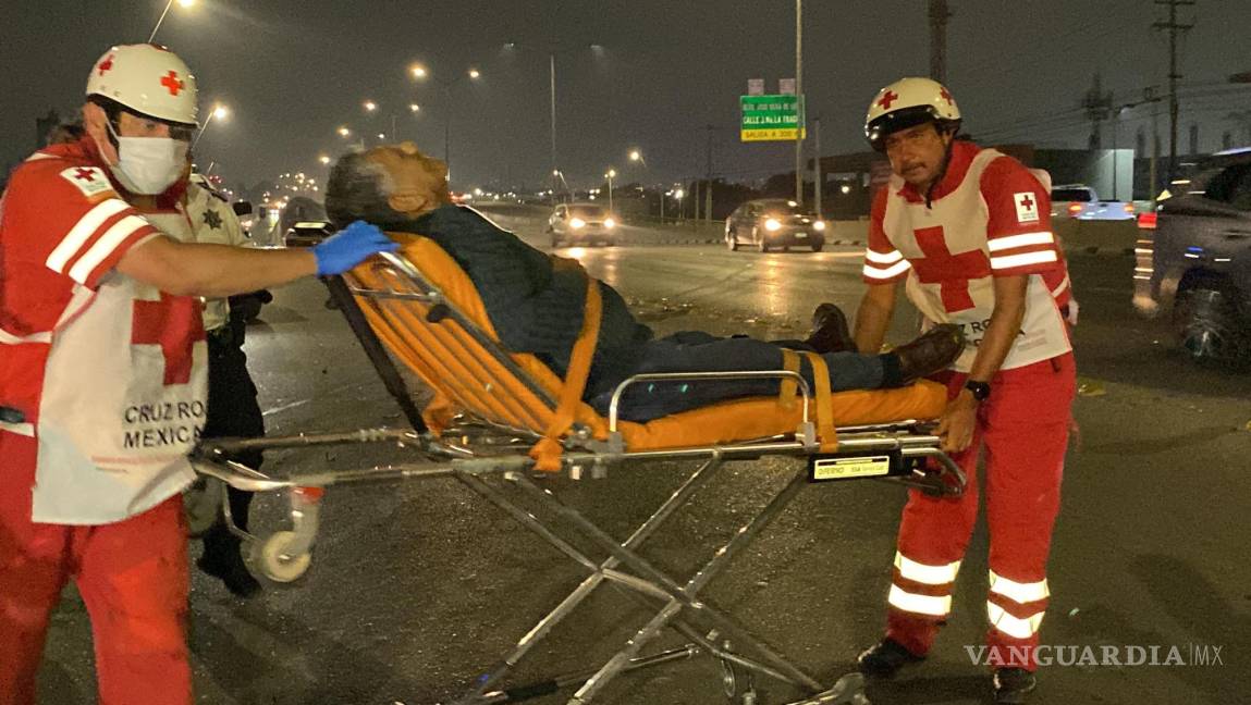 $!Paramédicos de la Cruz Roja valoraron al conductor del taxi, quien fue llevado de emergencia a un hospital privado.