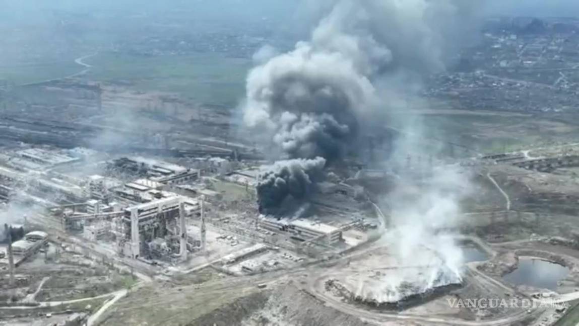 $!Captura de un video publicada por primera vez por el comandante de la milicia de la RPD, Alexander Khodakovsky muestra el humo en la planta de acero de Azovstal