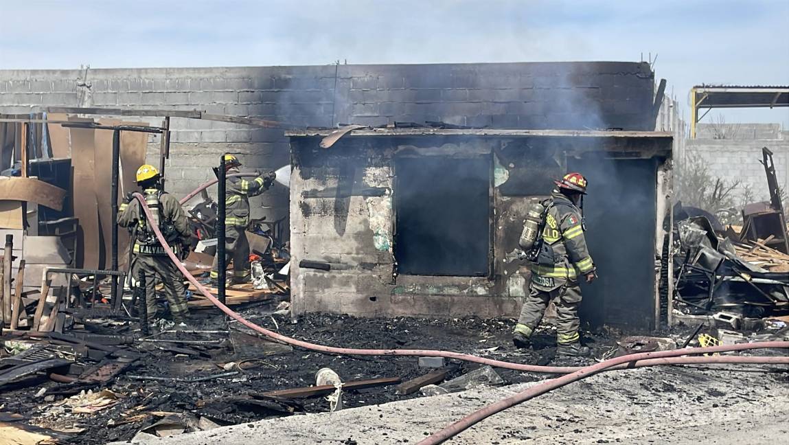 Rescatan a perro de incendio de un tejabán, en Saltillo