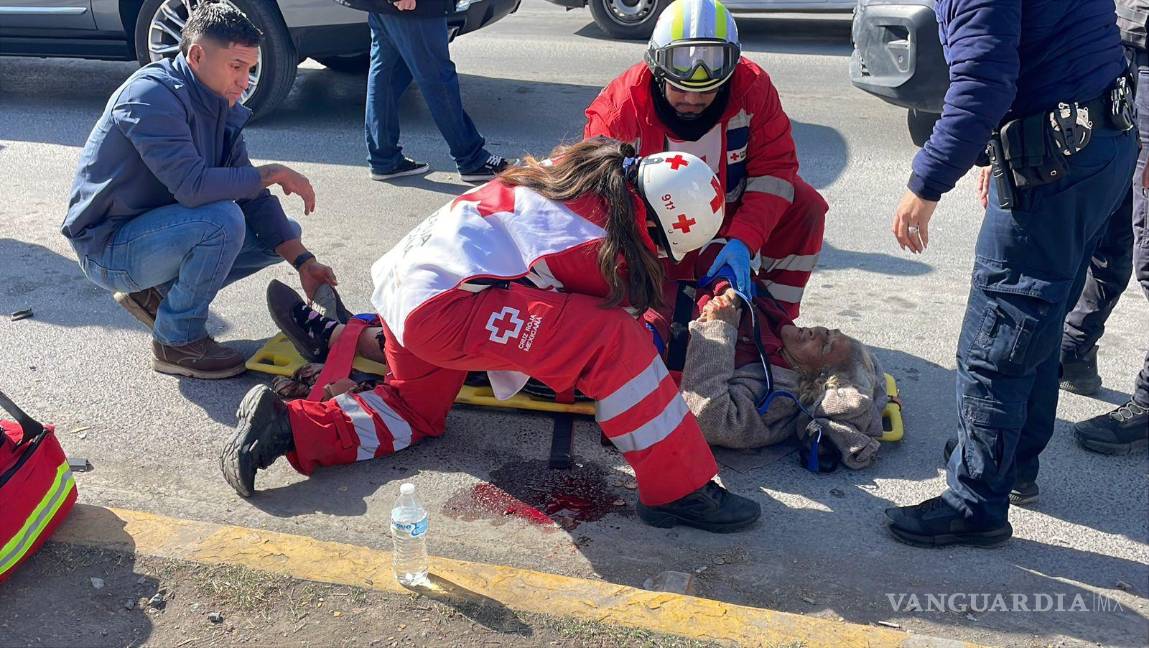 $!Paramédicos de la Cruz Roja brindaron atención prehospitalaria a la mujer de 74 años lesionada.