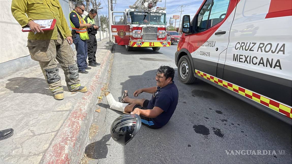 Derrapa sexagenario en moto y termina fracturado, en Saltillo
