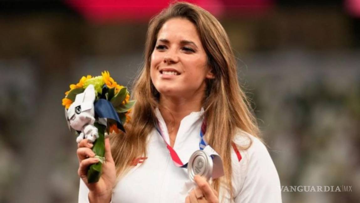 $!Maria Andrejczyk, lanzadora de jabalina, subastó la medalla de plata que ganó en Tokio 2020, para apoyar con los gastos de una operación que le salvaría la vida a un niño. AP/Martin Meissner