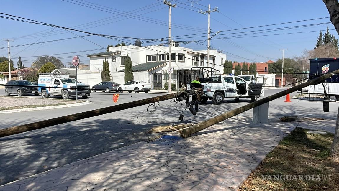 Pierde septuagenario el control y derriba dos postes en plaza pública de Saltillo