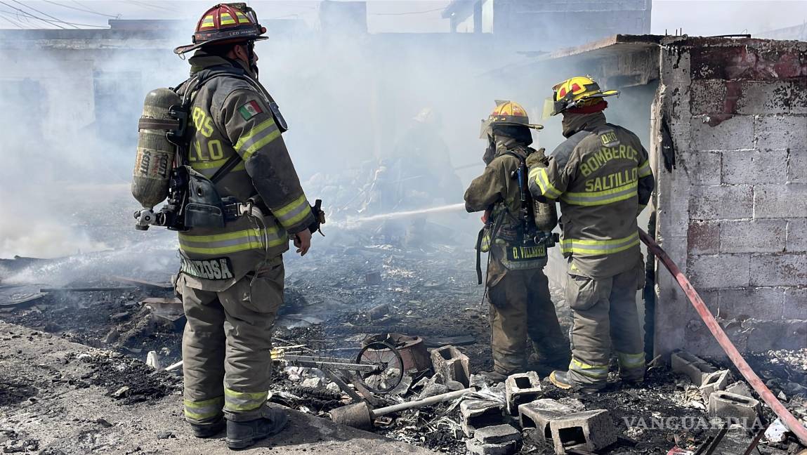 Rescatan a perro de incendio de un tejabán, en Saltillo