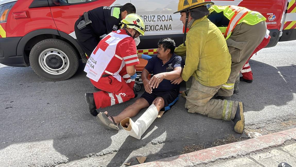 Derrapa sexagenario en moto y termina fracturado, en Saltillo