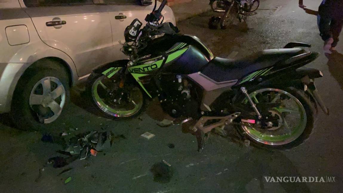 $!Motociclistas chocan en Saltillo; uno se pasó el alto