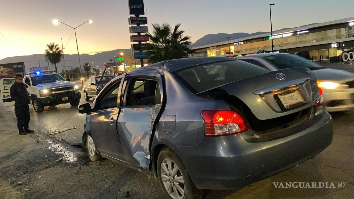 $!Elementos de Tránsito Municipal abanderaron la zona para prevenir otro accidente mientras tomaban conocimiento del incidente.