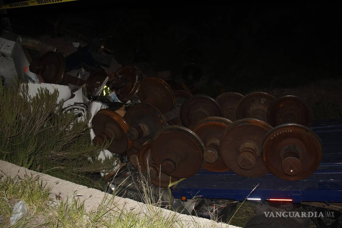 $!Muere trailero aplastado tras accidente en la carretera a Torreón