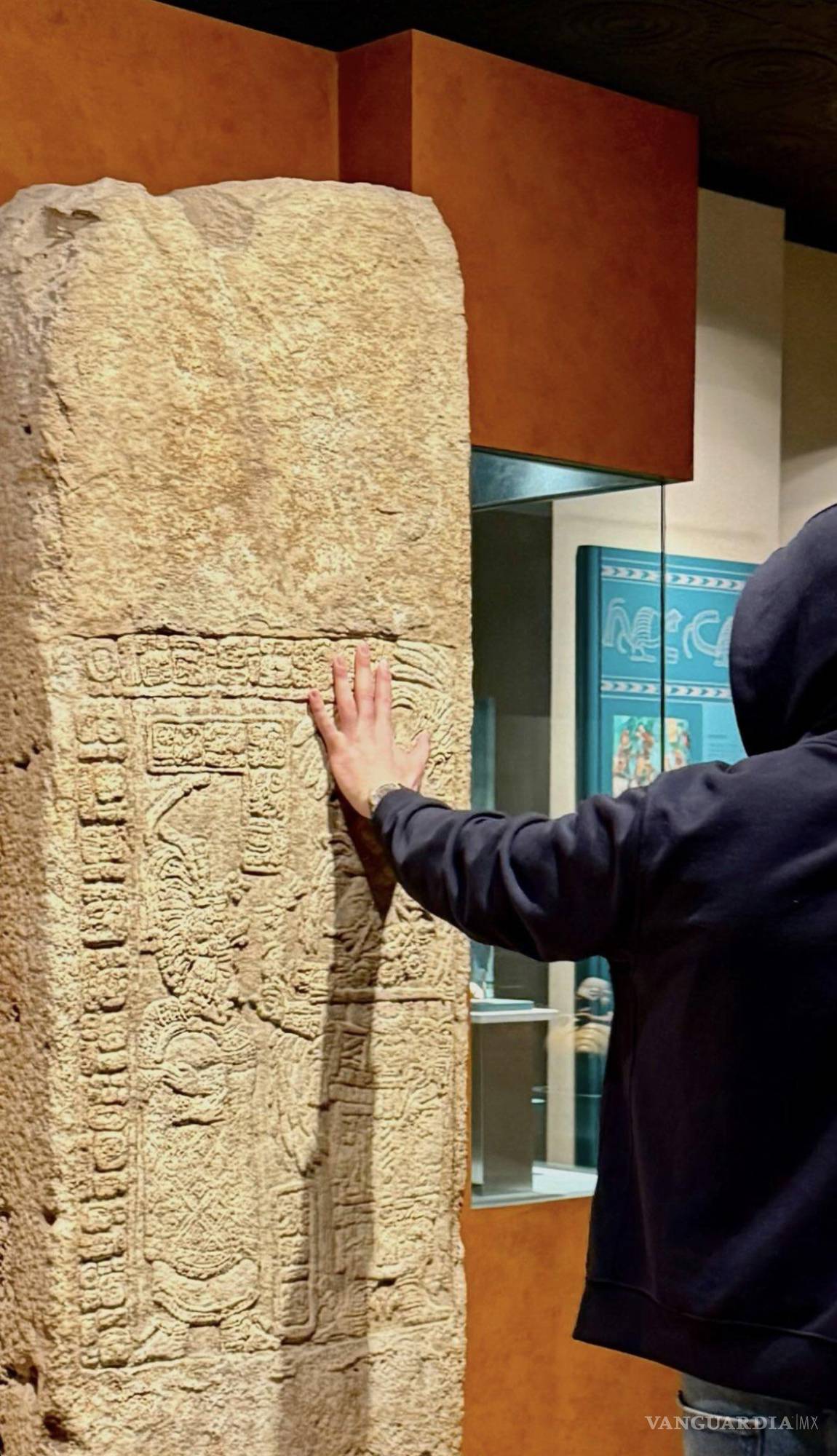 $!En una de las imágenes compartida en sus stories de Instagram, se puede ver al cantante Bad Bunny tocar una estela maya.