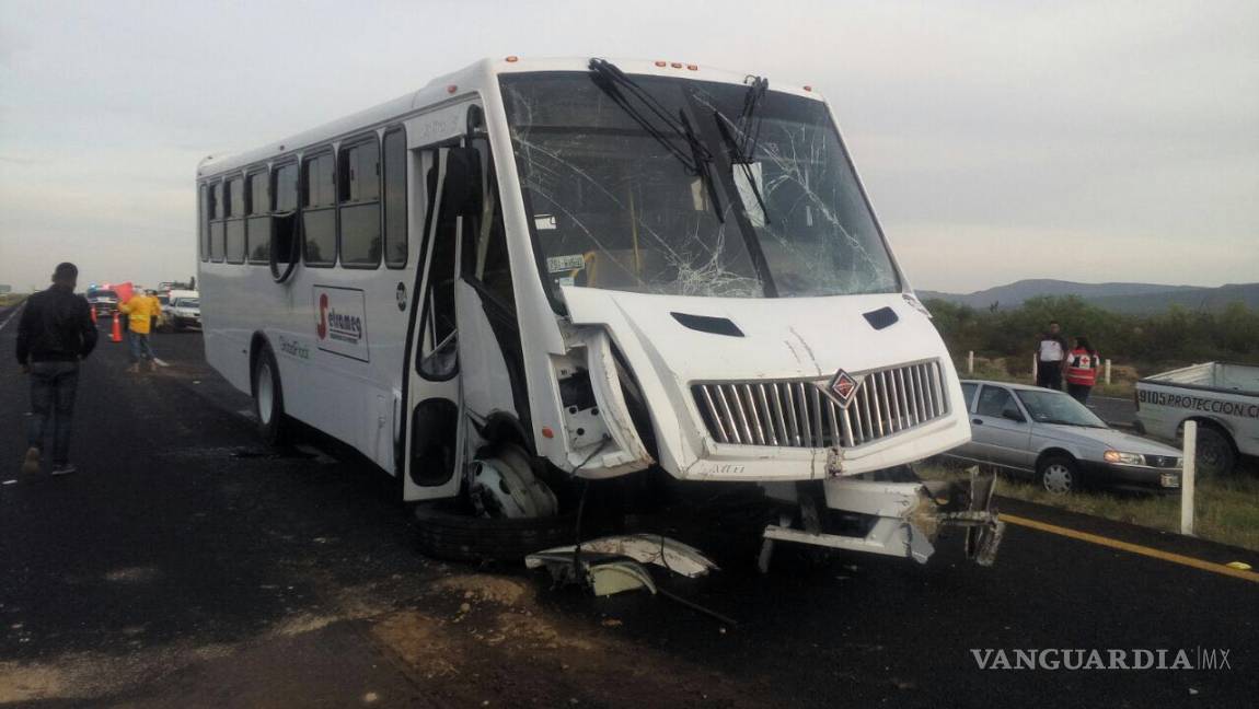 $!Choca camión de personal en la autopista Saltillo-Torreón; hay 32 heridos