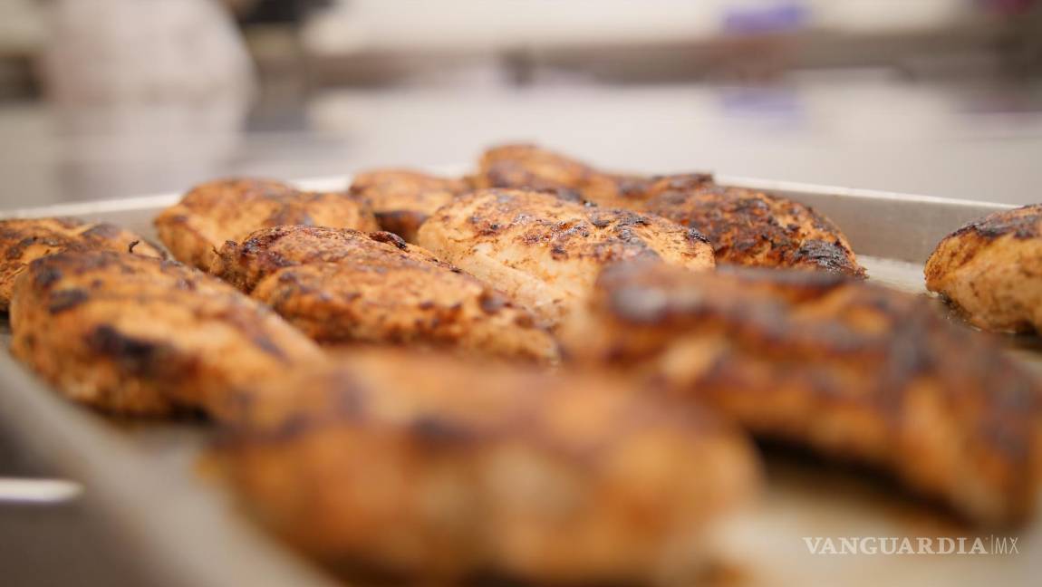 $!Asar la lechuga a la parrilla resalta su dulzura inherente, y aquí, la lechuga romana se carameliza por fuera para complementar el centro fresco y crujiente.