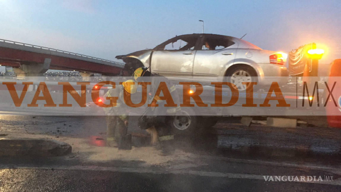 $!Vehículo choca y se incendia en Distribuidor Vial El Sarape, en Saltillo