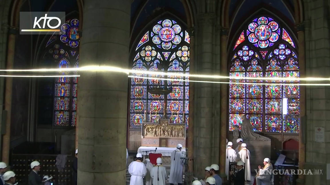 $!Con cascos y puertas cerradas celebran primera misa en Notre Dame tras incendio