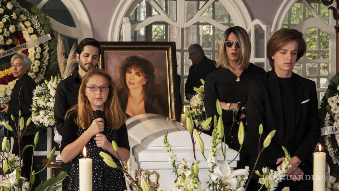 $!Lleno de travestis, el funeral de Verónica Castro en La Casa de las Flores