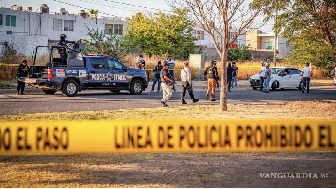 $!El agente especial Guadalupe Valderrain Con viajaba en el auto blanco de la derecha.