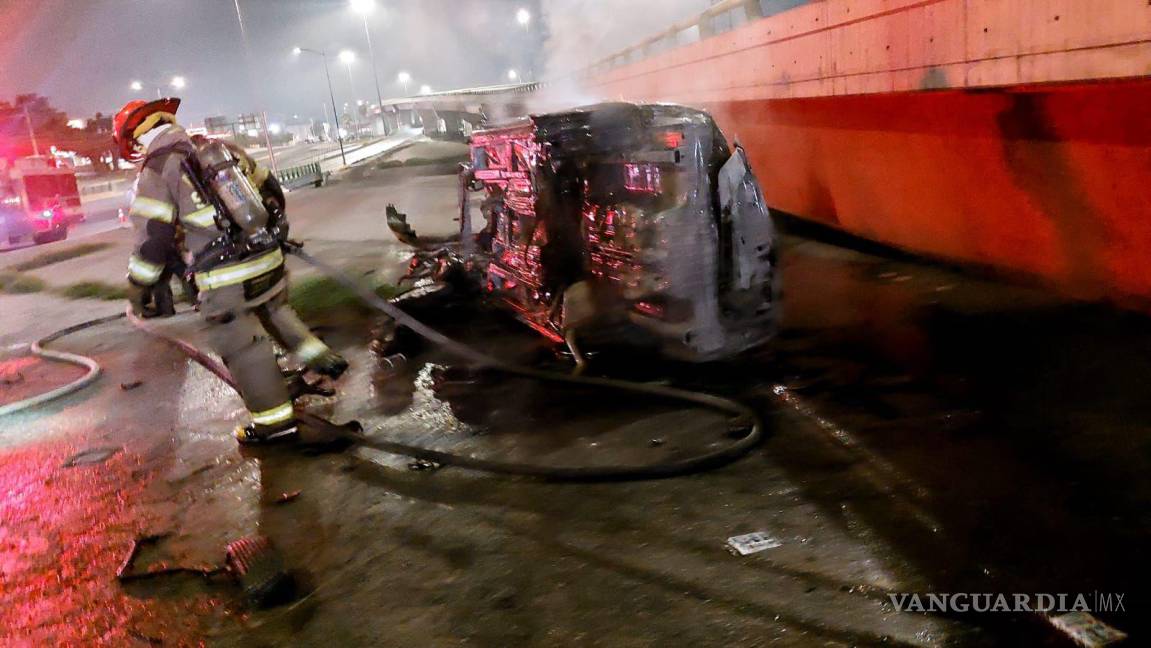 $!El automóvil quedó completamente destruido tras el incendio, el conductor salió ileso.