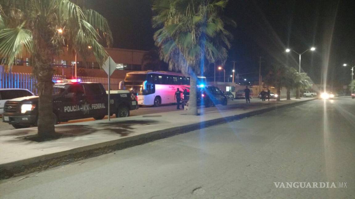 $!Camionero transportaba a seis menores y 39 adultos indocumentados; fue detenido en Torreón