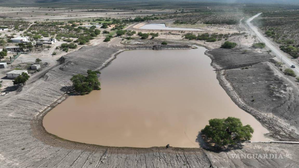 $!Se trabajó en el área rural de Saltillo, para beneficiar a productores con desazolve de abrevaderos.