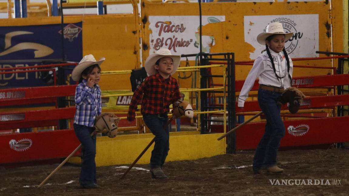 $!También hubo la participación de los pequeños en el pony a caballo de palo.