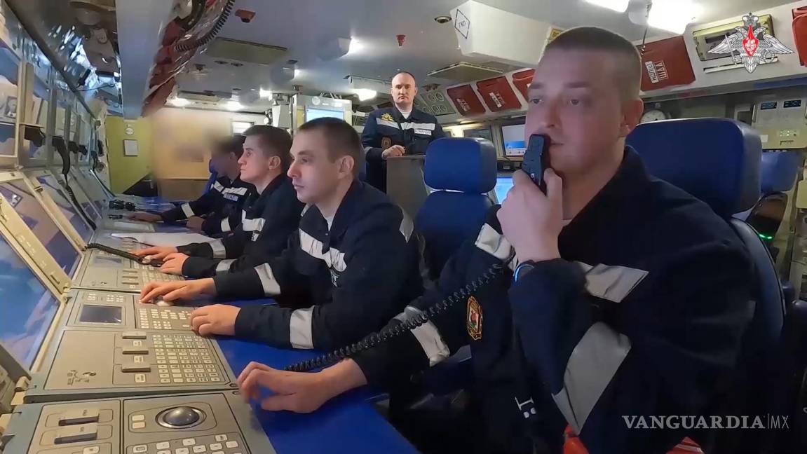 $!En esta fotografía tomada del vídeo se onserva al personal de la marina participa en ejercicios a bordo del submarino nuclear ruso Kazán en ruta a Cuba.