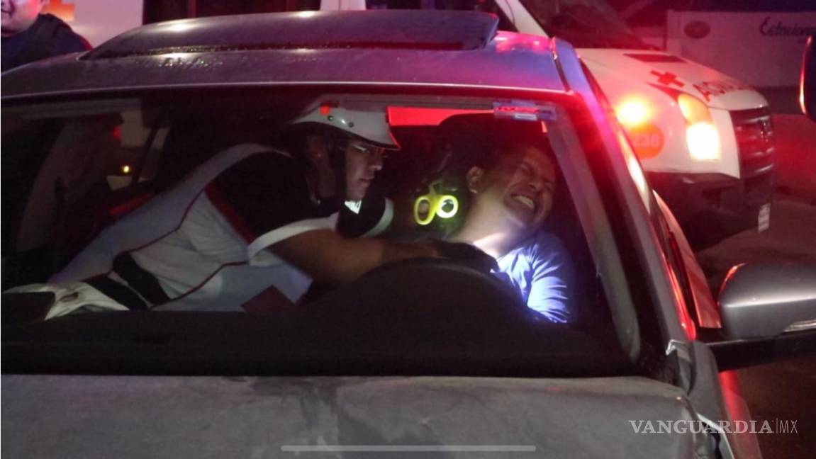 $!Hombre alcoholizado impacta patrulla en puente de Saltillo… ¡y era de las nuevas!