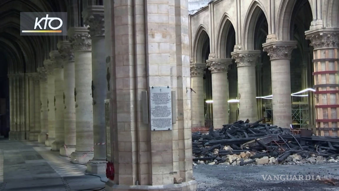 $!Con cascos y puertas cerradas celebran primera misa en Notre Dame tras incendio