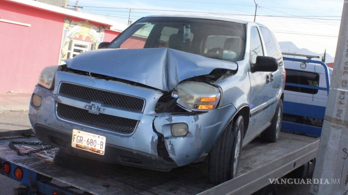 Madre pierde el control de su vehículo y choca contra ‘tiendita’ en Saltillo