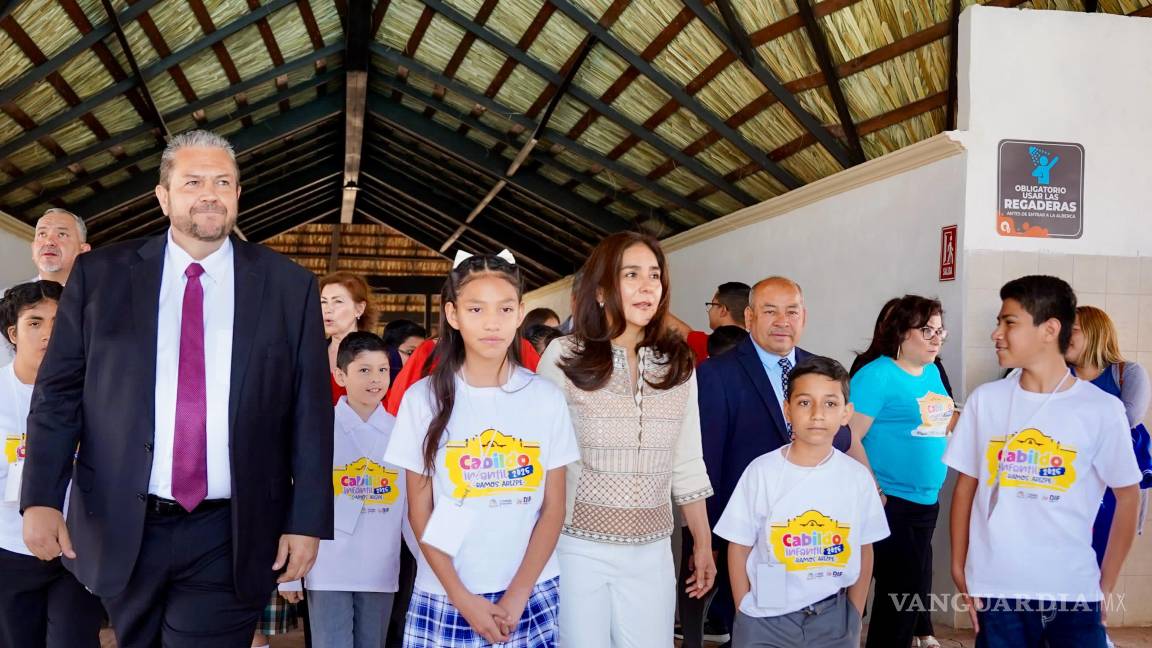 $!Padres de familia, maestros y funcionarios municipales participaron en el recorrido por las instalaciones, que pronto estarán abiertas al público.