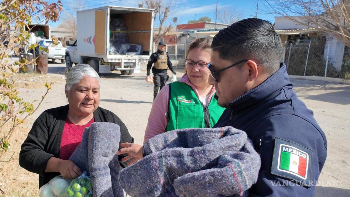 $!Familias reciben cobertores y despensas, mientras el gobierno trabaja en garantizar la estabilidad de servicios básicos.