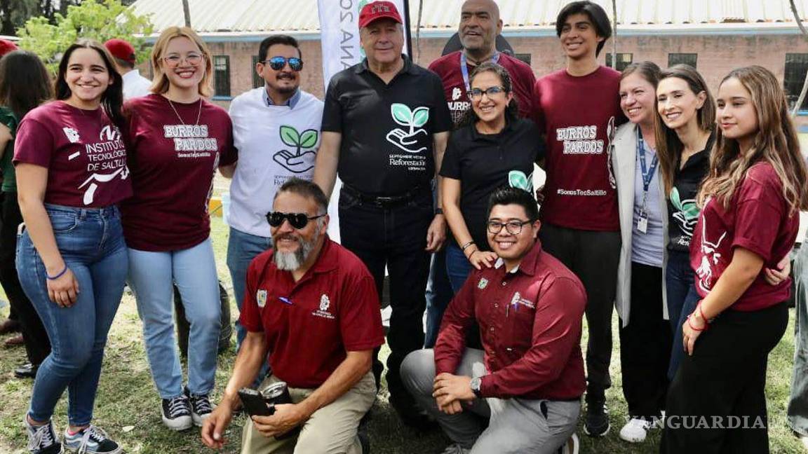 $!Alumnos y maestros del ITS participaron en la plantación de más de 200 árboles y plantas como parte del programa de reforestación.