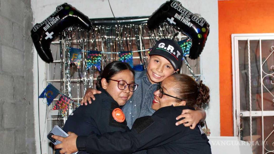 $!Manuel muestra su agradecimiento mientras recibe parches y una cachucha del Grupo de Reacción Torreón.