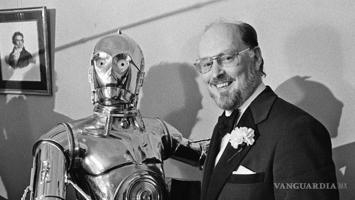 $!El director de Boston Pops John Williams, a la derecha, le da la mano al personaje C-3PO de Star Wars en una conferencia de prensa en Boston el 30 de abril de 1980.