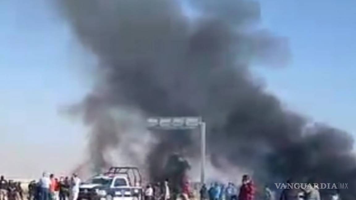 Bloquean la Torreón-San Pedro con quema de llantas