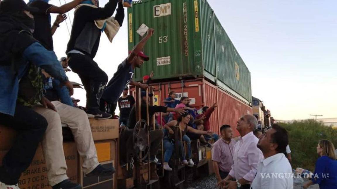 $!Los migrantes agradecieron los alimentos y líquidos recibidos.