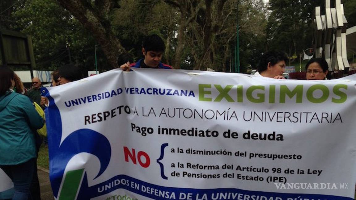 $!Periodistas se unen a protestas en Xalapa; marchan junto a universitarios y académicos de la UV