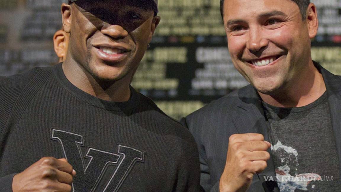 $!Mayweather revela vergonzosa foto de De La Hoya: lo 'balconea' en mallas y tacones
